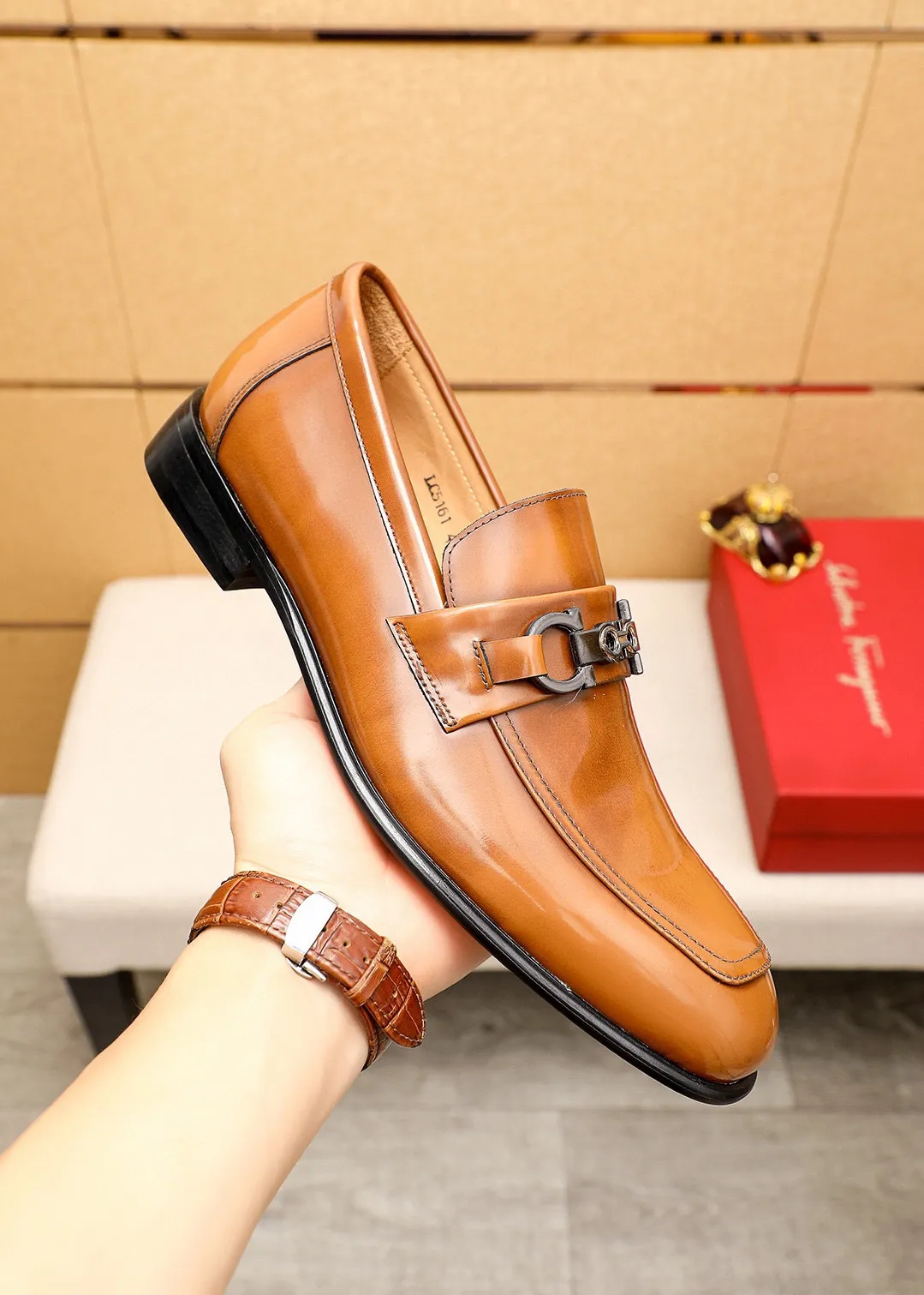 Men's shoes 💰462 💐 Product trademark: Ferragamo "Ferragamo" casual leather shoes Regular size: 38-44 (45.46.47🉑️Customized) Product materials: Selected imported open-edge beaded cowhide leather upper + classic hardware buckle, imported water-dyed cowhide leather lining. Strong three-dimensional visual effect, original outsole color: 1⃣️color optional